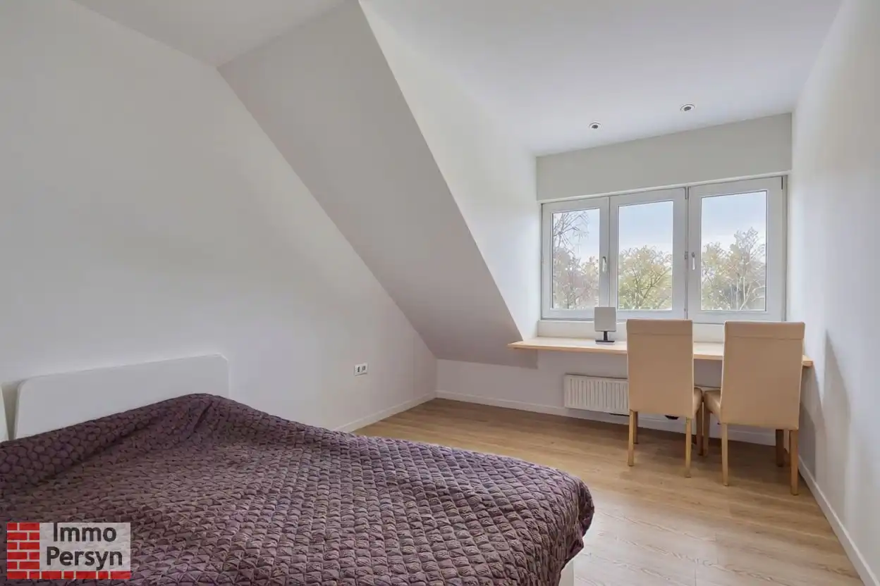 Moderne gezinswoning met 3 slaapkamers en gezellige tuin foto 24