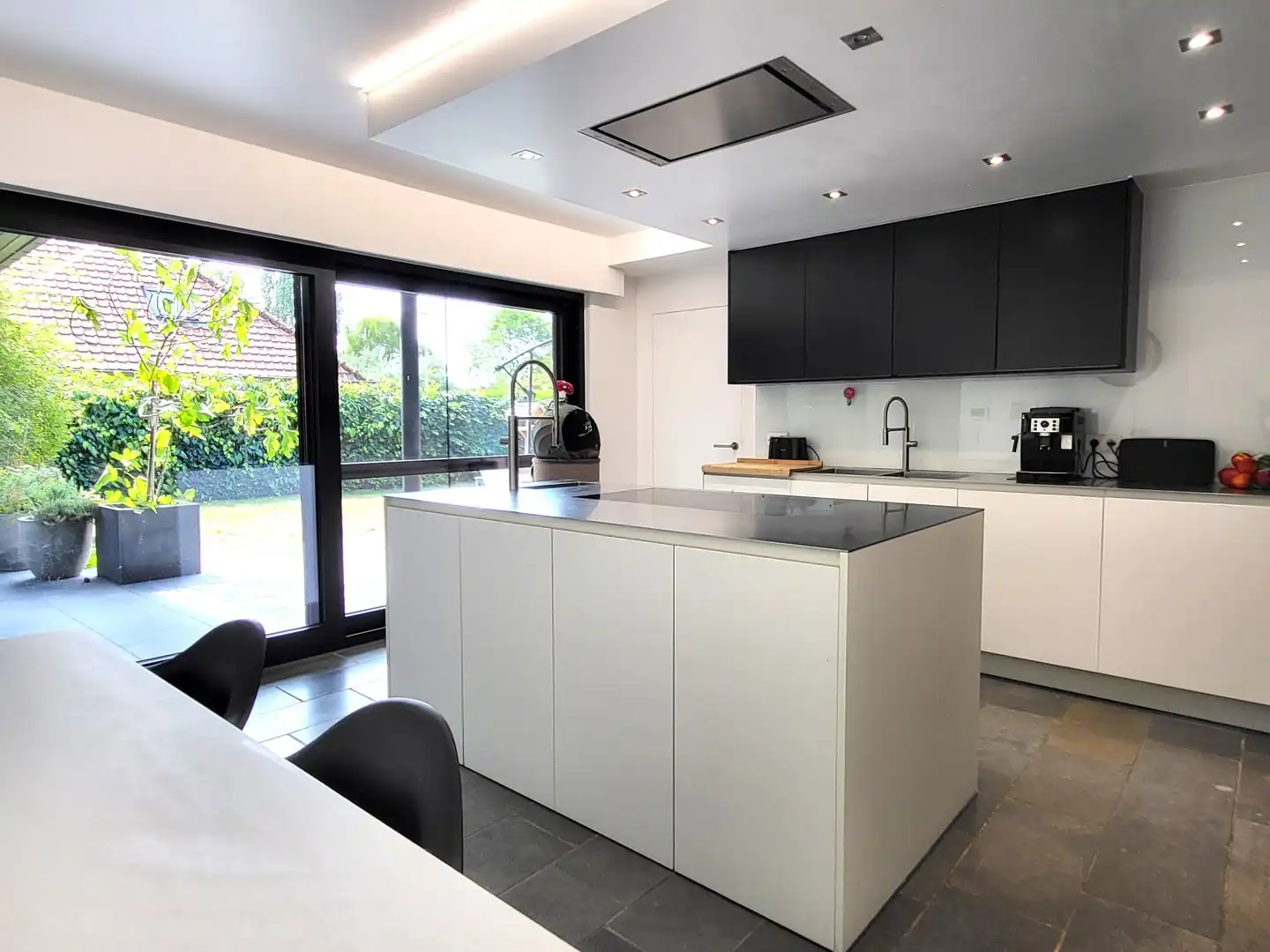 Exclusief wonen & ondernemen: imposante villa met volwaardige praktijk en aparte toegang op commerciële topligging, een perceel van 1.139 m² en met maar liefst 532 m² bewoonbare oppervlakte. foto 15