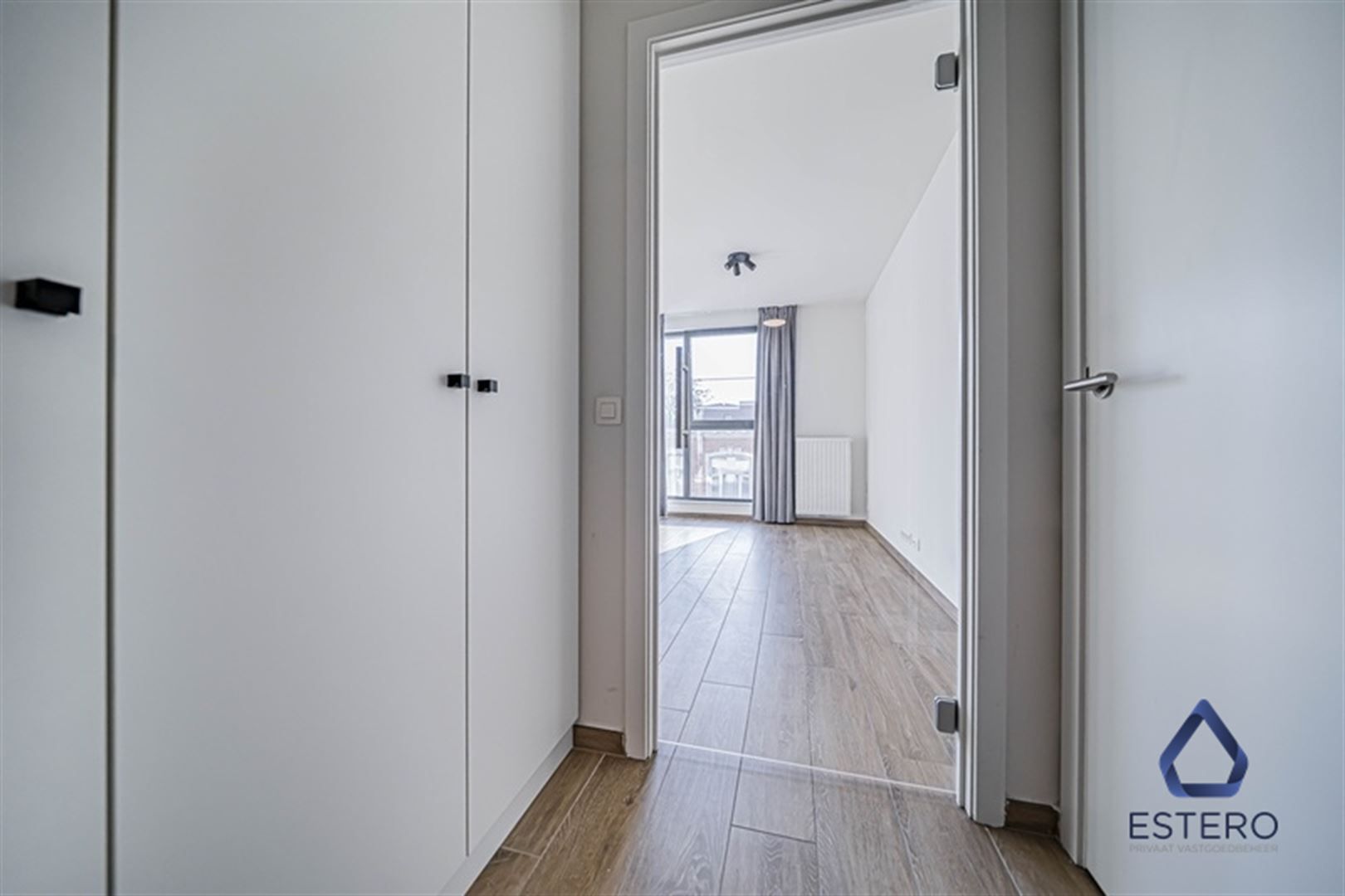 Modern 1-slaapkamerappartement met zonnig terras foto 10