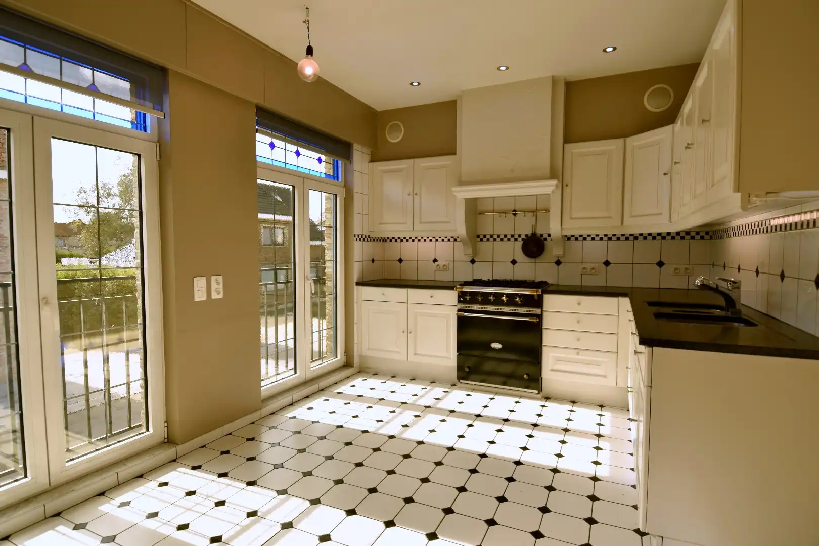 Statige woning met praktijkgedeelte (101 m²), 4 slaapkamers en zonnige tuin te koop in het straatbeeld van Bellegem foto 8