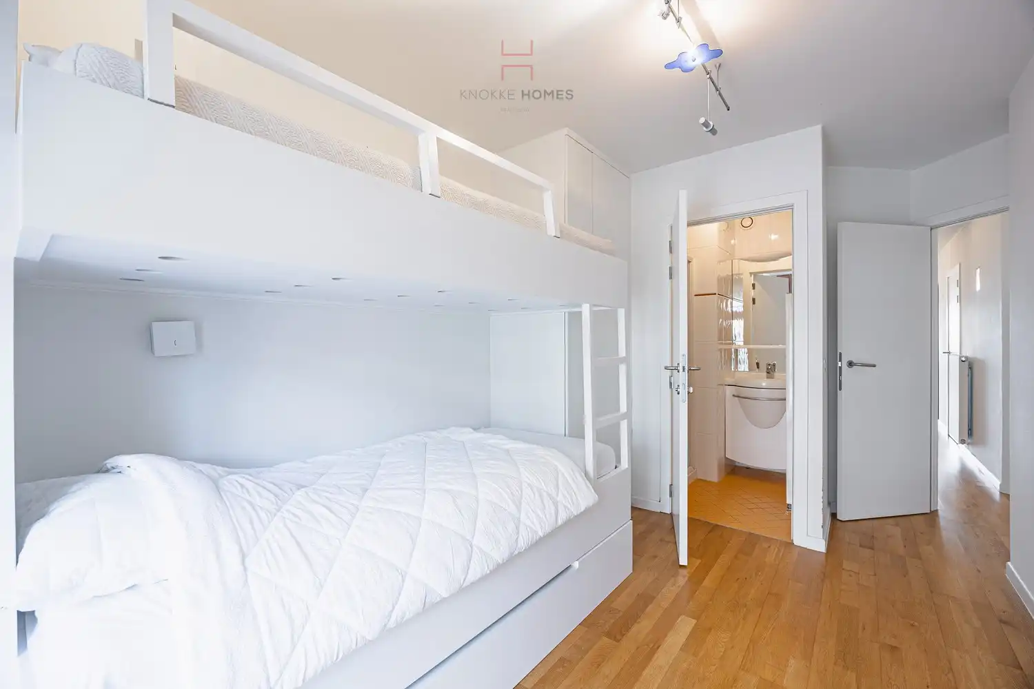 Ruim en lichtrijk appartement met 2 slaapkamers in Duinbergen foto 10