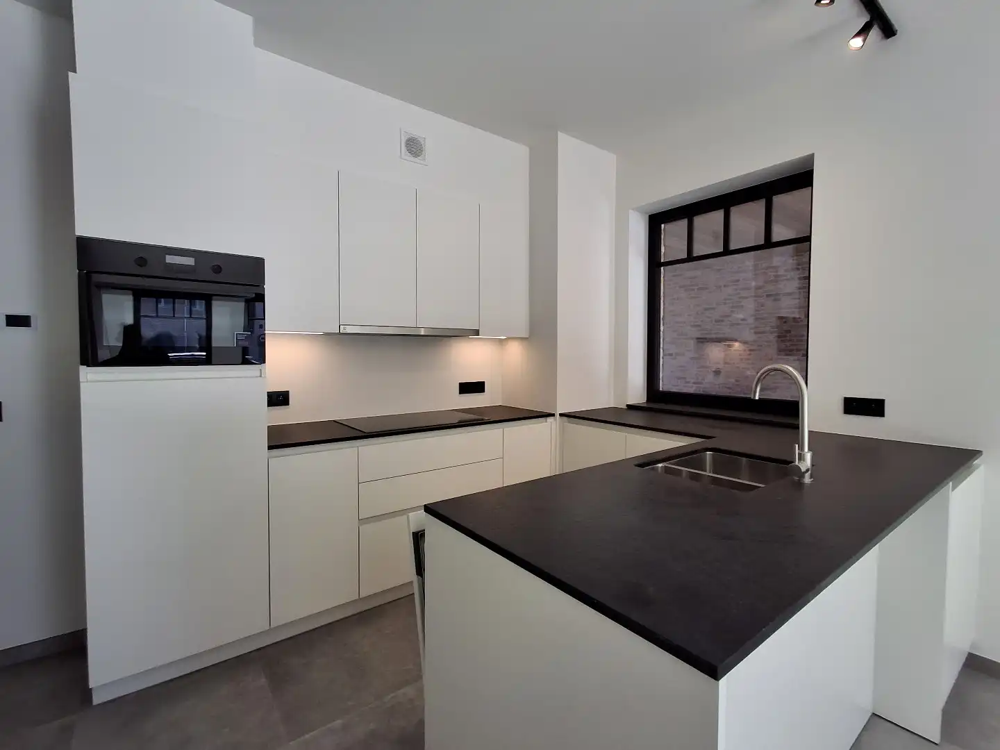 INSTAPKLAAR NIEUWBOUW GELIJKVLOERSAPPARTEMENT IN HARTJE RUISELEDE foto 4