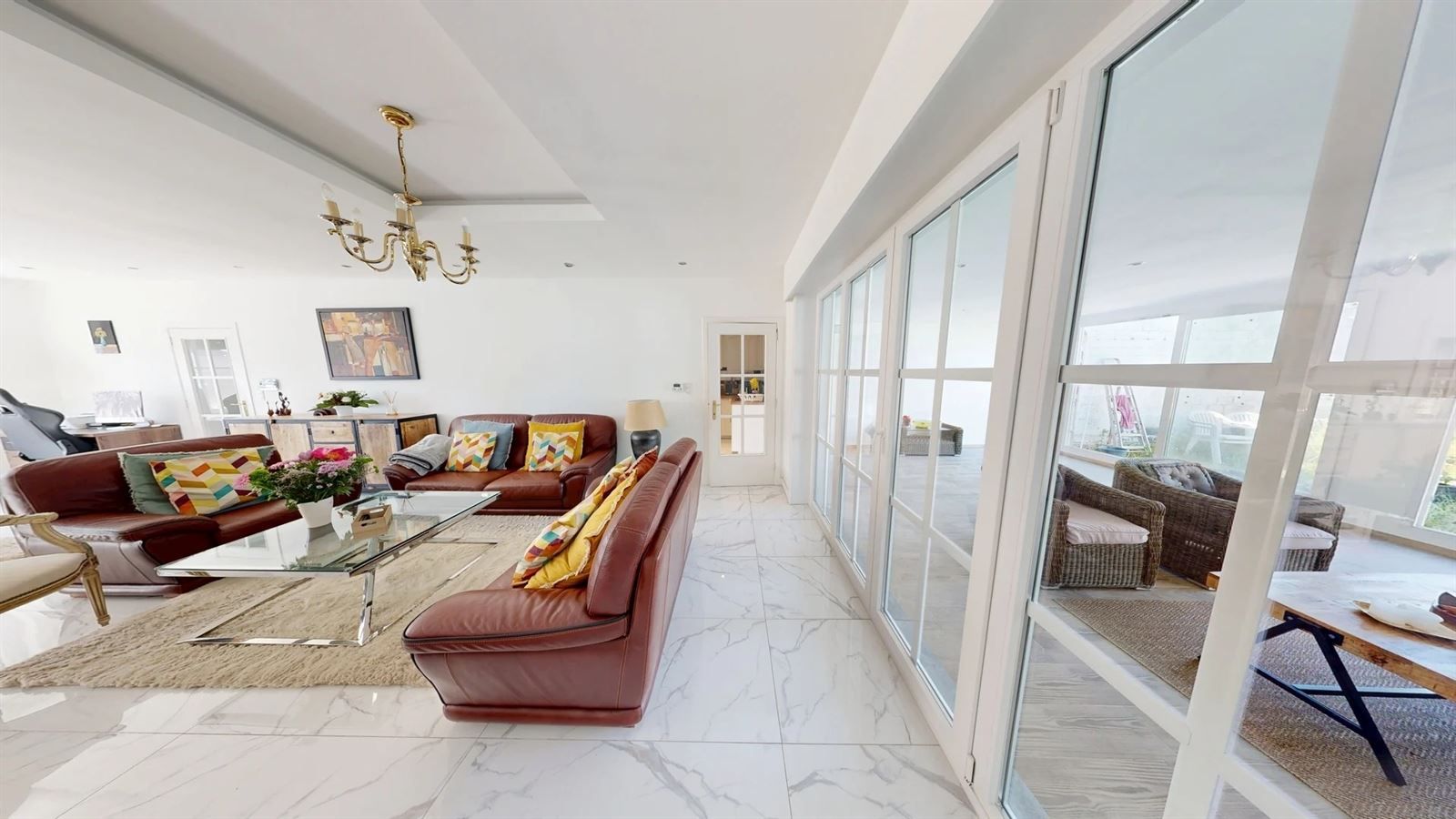 Gerenoveerde woning met tuin en 5 slaapkamers foto 2