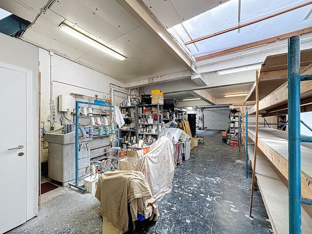 Loods van 156 m² met atelier/opslagmogelijkheden gelegen in het centrum van Heist. foto 6