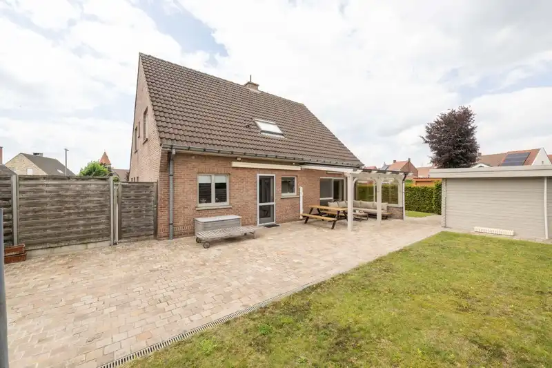Prachtige alleenstaande instapklare woning met 5 slaapkamers inpandige garage, mooi terras en tuin TE KOOP in hartje Sint-Baafs-Vijve foto 27