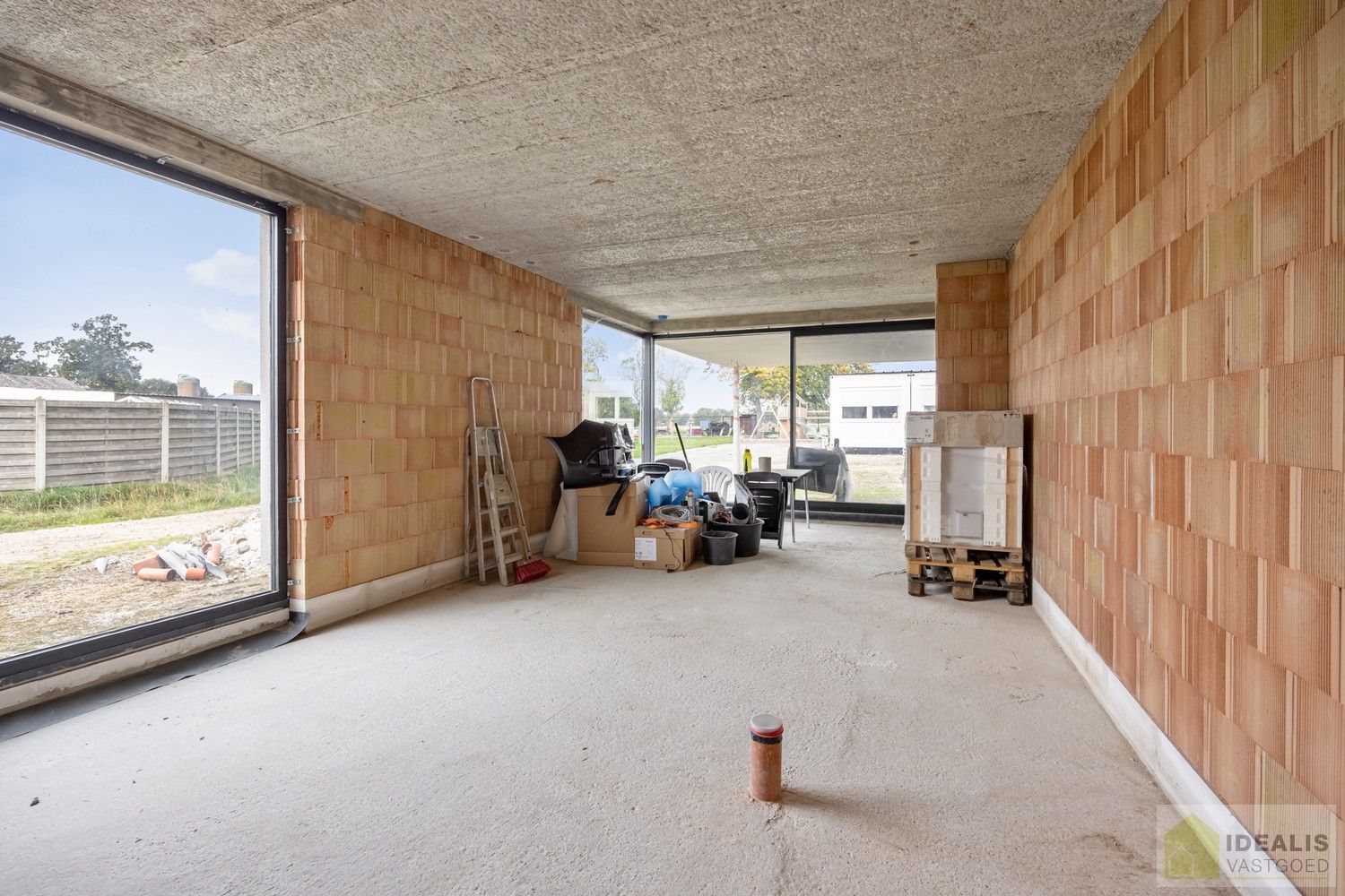 IDEALIS VASTGOED – RUIME (CASCO/VERDER AF TE WERKEN) NIEUWBOUWVILLA MET DE PERFECTE INDELING, EEN HEERLIJKE LEEFRUIMTE, KANTOOR, EXTRA RUIME BERGING, 3 RUIME SLAAPKAMERS, 3 BADKAMERS, CARPORT EN OVERDEKT TERRAS OP EEN RIANT PERCEEL VAN MAAR LIEFST 29A 51CA MET VRIJE ZICHTEN EN DE PERFECTE ORIENTATIE! foto 6