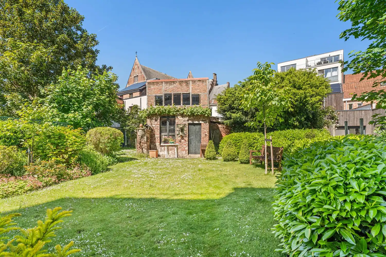 Goed gelegen, lichtrijk en energiezuinig appartement met 2 slaapkamers, een terras en een gemeenschappelijke tuin tegenover de botanische tuin en nabij het UZ Gasthuisberg te centrum Leuven! foto 3