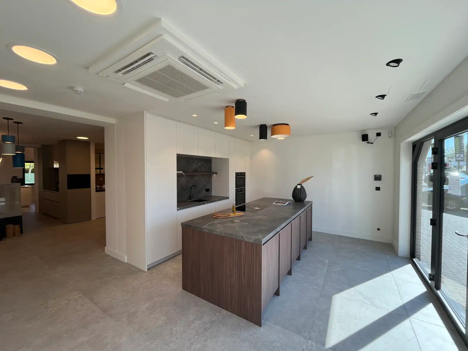 Winkel/showroom met topzichtbaarheid in Hasselt foto 4