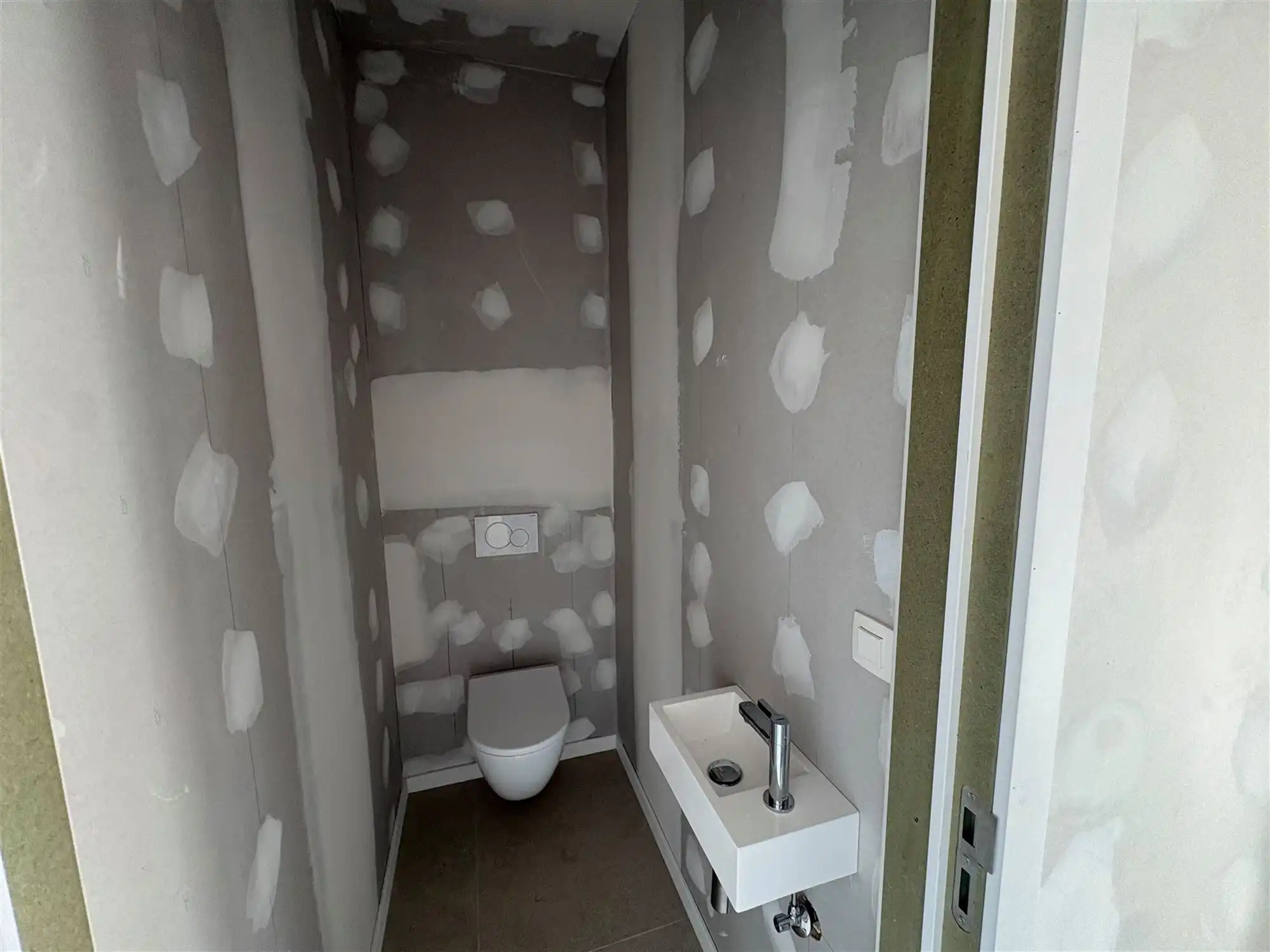 Nieuwbouwappartement met 1 slaapkamer en extra grote tuin. foto 17