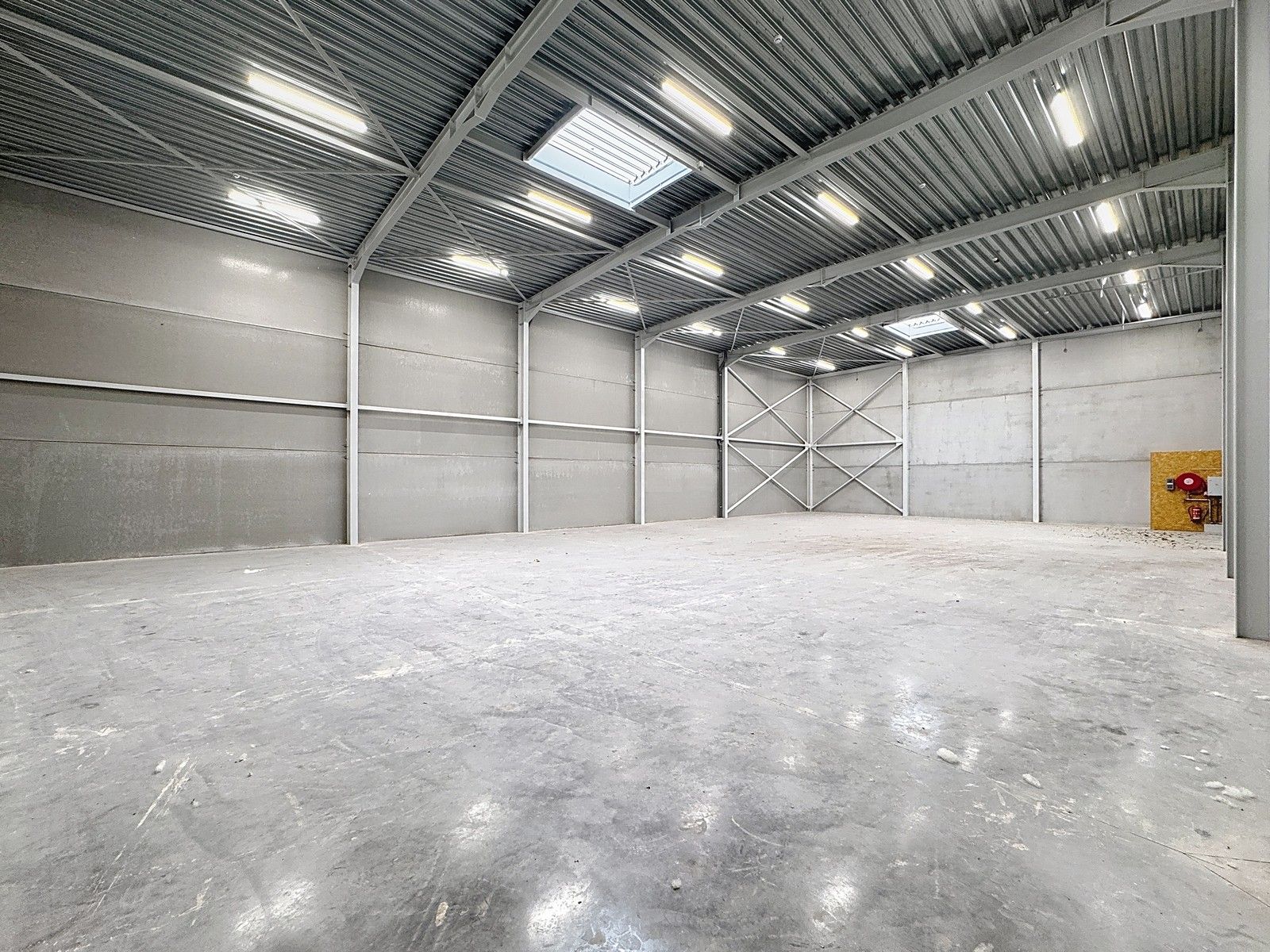 NB MAGAZIJN (456m²) met elektrische sectionaalpoort en sanitair blok te huur op industriezone "Herdersbrug" te 8000 Brugge foto 6