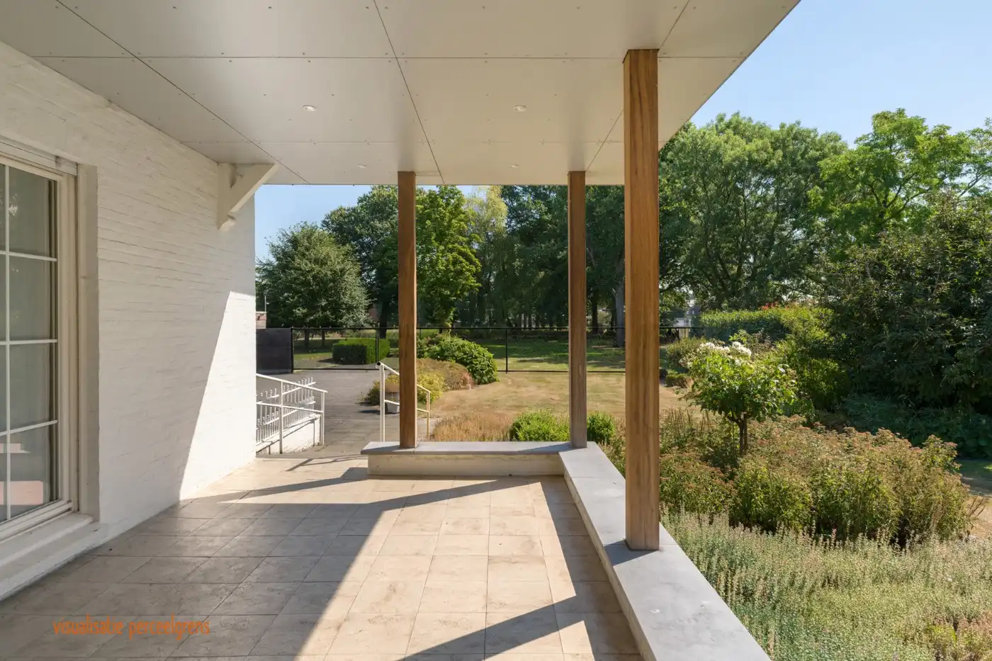 Vrijstaande laagbouwwoning met 3 slpk., garage en prachtige tuin foto 24