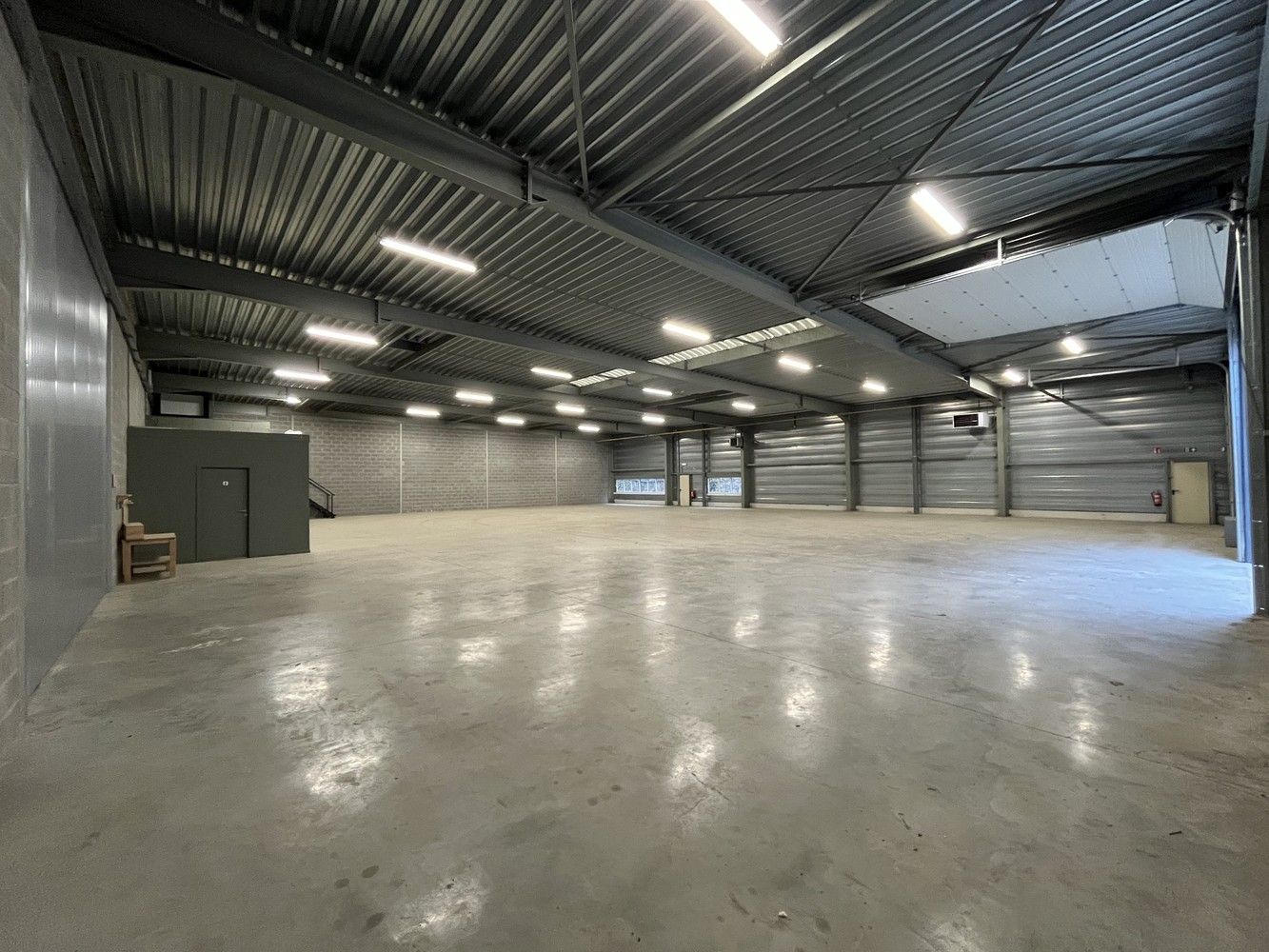 750m² opslagruimte met kantoor foto 4