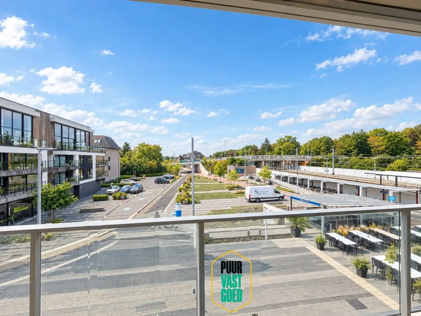 Recent appartement aan station met leuk zicht op plein foto 3