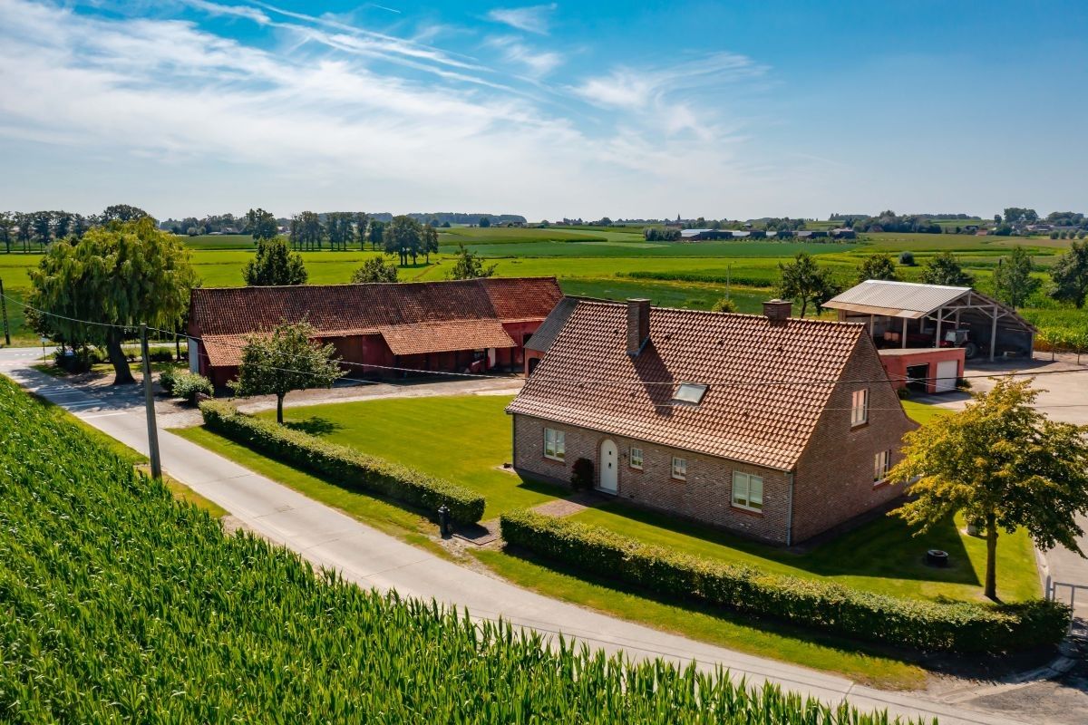 Prachtige hoeve te koop te Kruishoutem op 1,75 ha foto {{pictureIndex}}