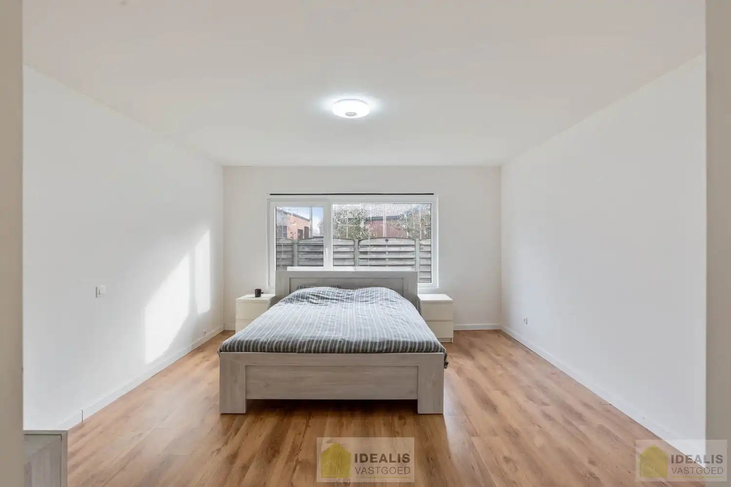 INSTAPKLARE GERENOVEERDE BUNGALOW MET LICHTRIJKE LEEFRUIMTE EN AANSLUITEND ZEER RUIME MODERNE KEUKEN, BADKAMER, VERANDA EN 3 GOEDE SLAAPKAMERS OP EEN KNAP PERCEEL VAN 9A 48A. DAARNAAST IS DE WONING VOLLEDIG ONDERKELDERD! Deze goed ingedeelde woning omvat +-145m² bewoonbare oppervlakte verdeeld over een lichtrijke woonkamer met aansluitend een zeer ruime moderne keuken, badkamer, veranda, 3 goede slaapkamers en tevens is de woning volledig onderkelderd. De woning is gelegen op een aangenaam perceel van 9a 48ca vlakbij het centrum van Bree, op fietsafstand van winkels, horeca en scholen,… Zeer geschikt voor kandidaten op zoek naar een gerenoveerde woning die ruimte en rust biedt doch dicht bij allerlei faciliteiten is gelegen. foto 14