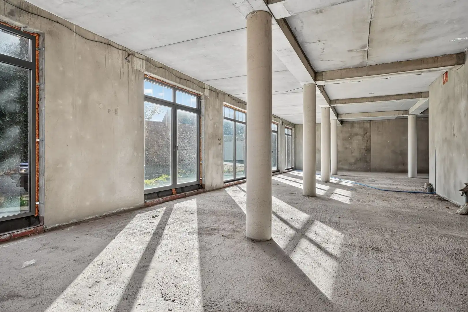 Casco handelsruimte met garage in het centrum van Oostrozebeke! foto 10