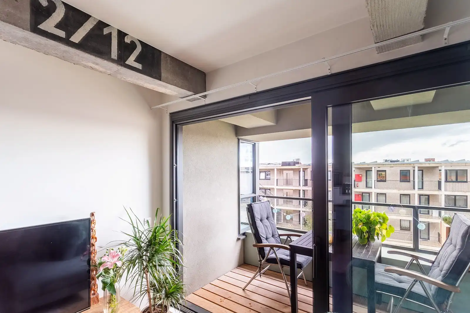 Stadsvibe en rust: energiezuinig appartement met terras foto 4