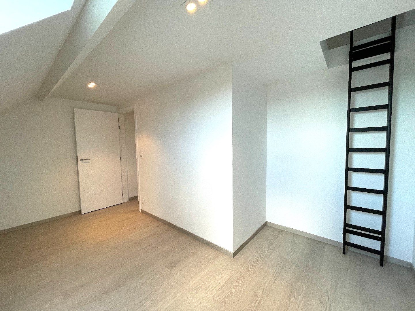 Prachtige, gerenoveerde woning met 3 slaapkamers en grote tuin! foto 16