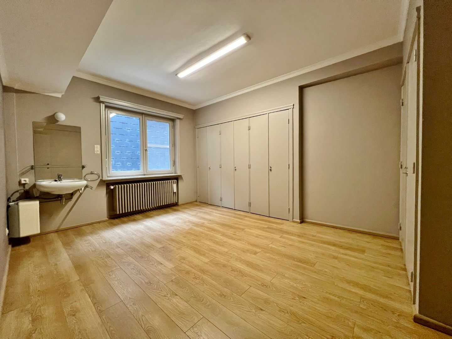 Ruime en goed onderhouden appartement met zicht op het Colaertplein. foto 6