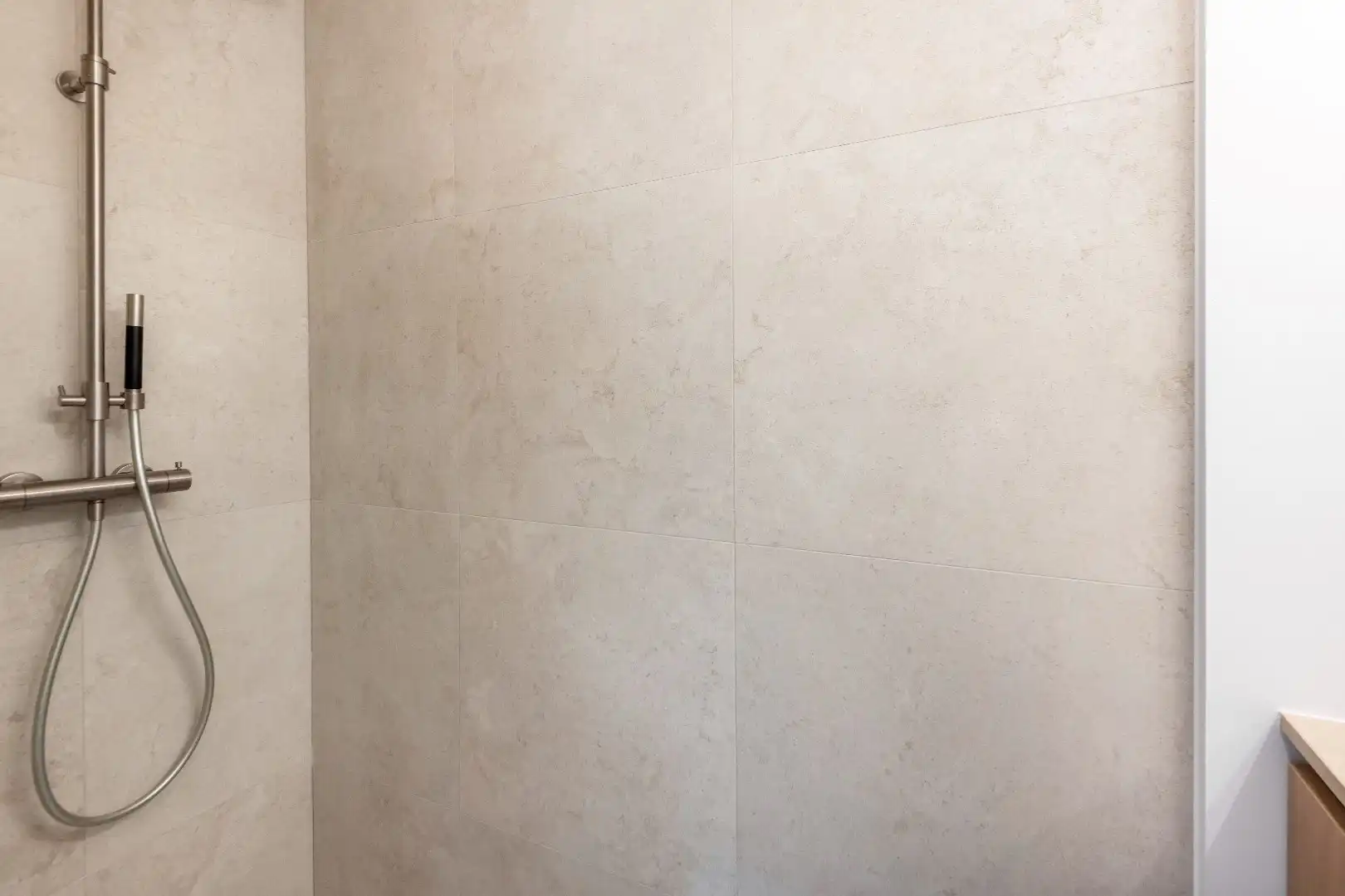 Prachtig gerenoveerd hoekappartement met zuidelijke oriëntatie, te midden van een groene omgeving aan het yzerpark. Parking te koop foto 16