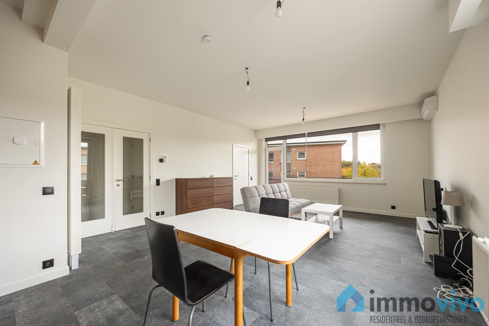 Instapklare studio met ruime living en breed terras foto {{pictureIndex}}