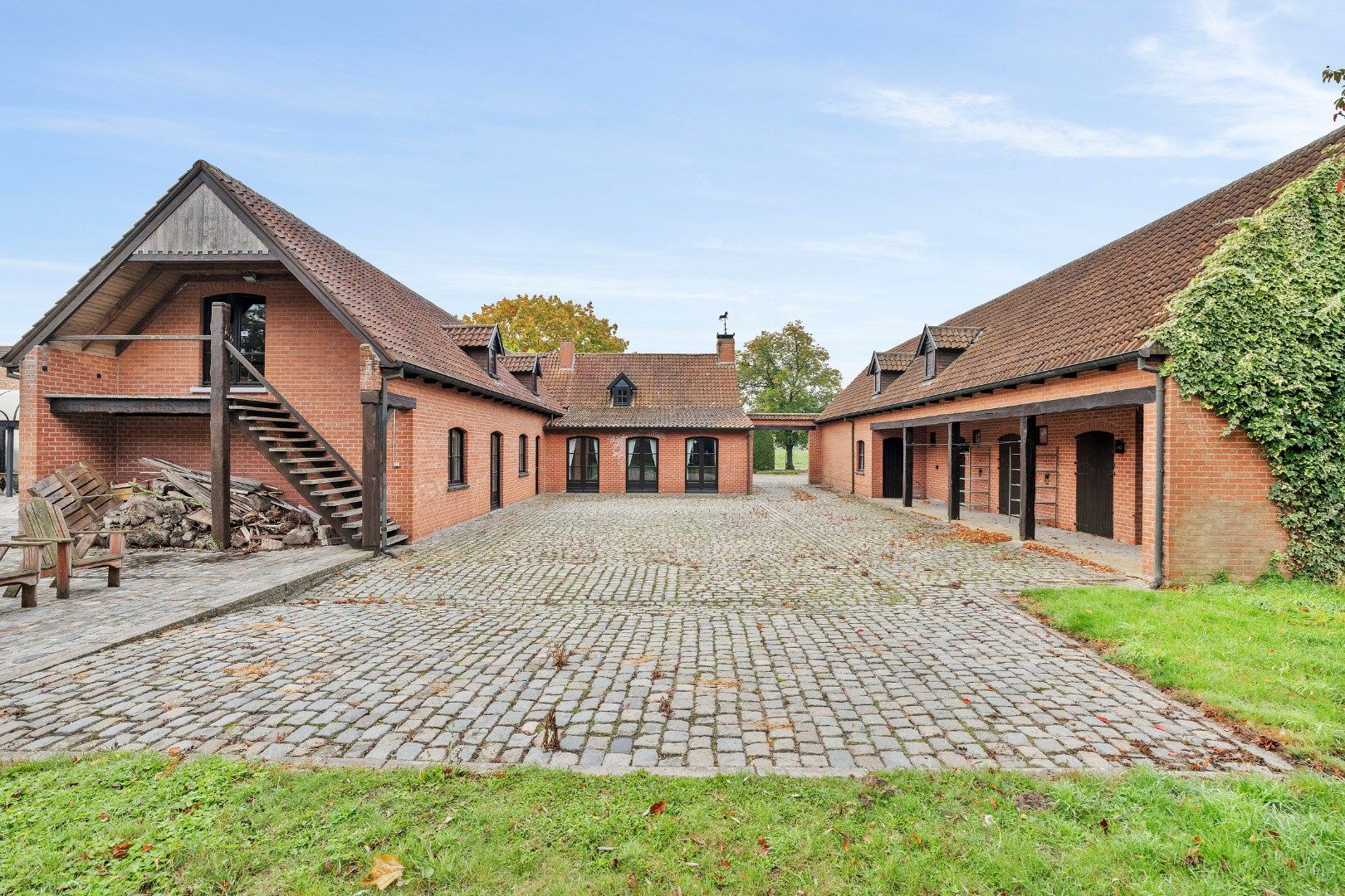 Hoofdfoto van de publicatie: Karaktervolle hoeve met bijgebouwen en verzorgde tuin in Ledegem