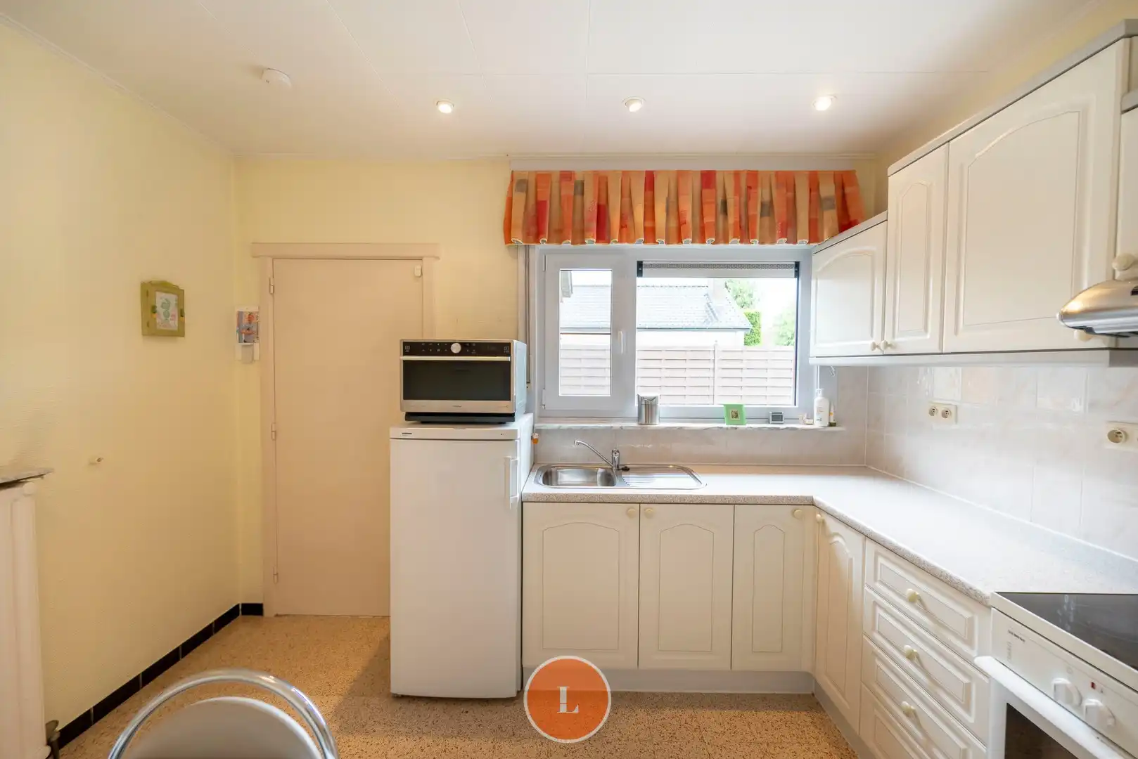 Te koop bungalow met 4 slaapkamers en ruime garage in rustige buurt foto 7