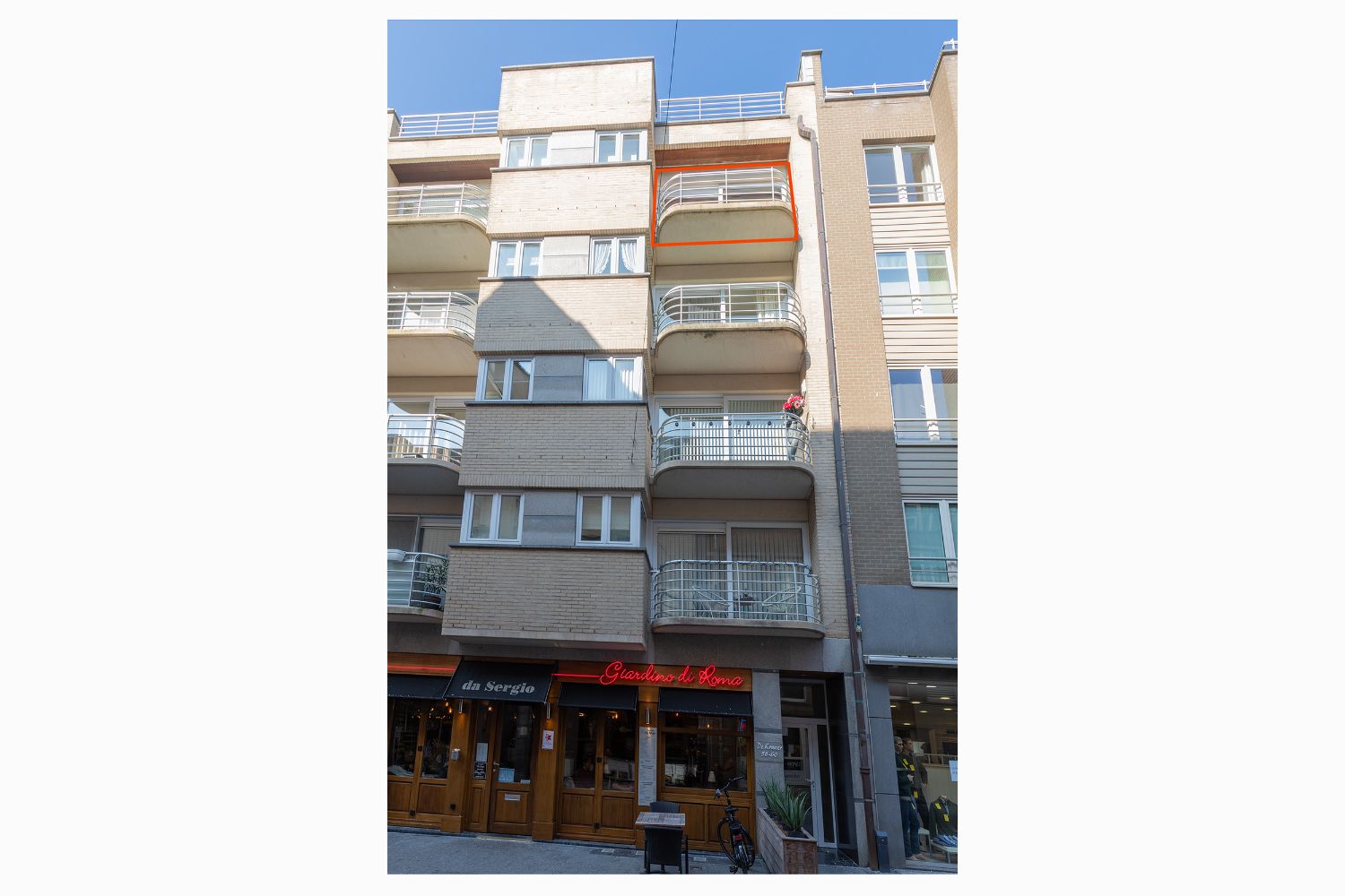 Instapklaar gemeubeld appartement met twee slaapkamers in het hartje van Blankenberge. In het commercieel centrum. Dichtbij de Dijk en het strand. foto {{pictureIndex}}