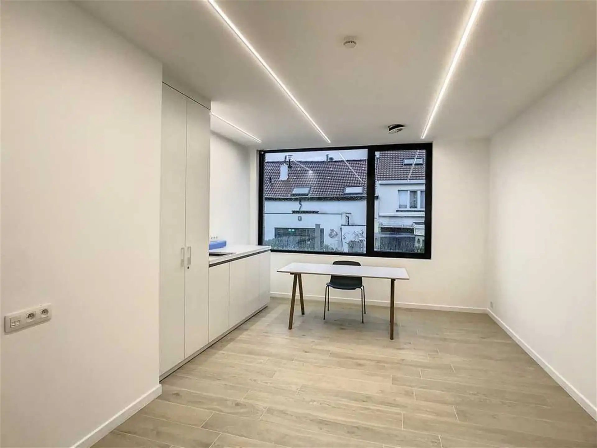 Moderne en lichtrijke praktijkruimte in nieuw gebouw foto {{pictureIndex}}