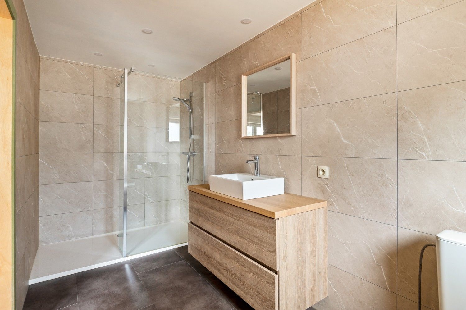 Polyvalent gebouw, appartement en magazijn te koop in Emblem! foto 11