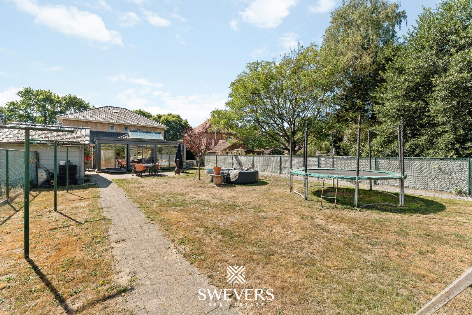 Ruime open bebouwing met nieuwe keuken en veranda foto 30