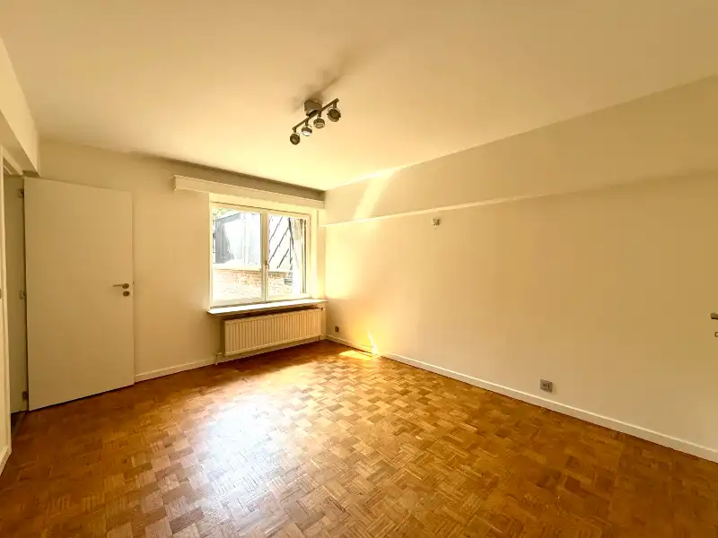 NIEUW GESCHILDERD APPARTEMENT MET DRIE SLAAPKAMERS EN GARAGE foto 10