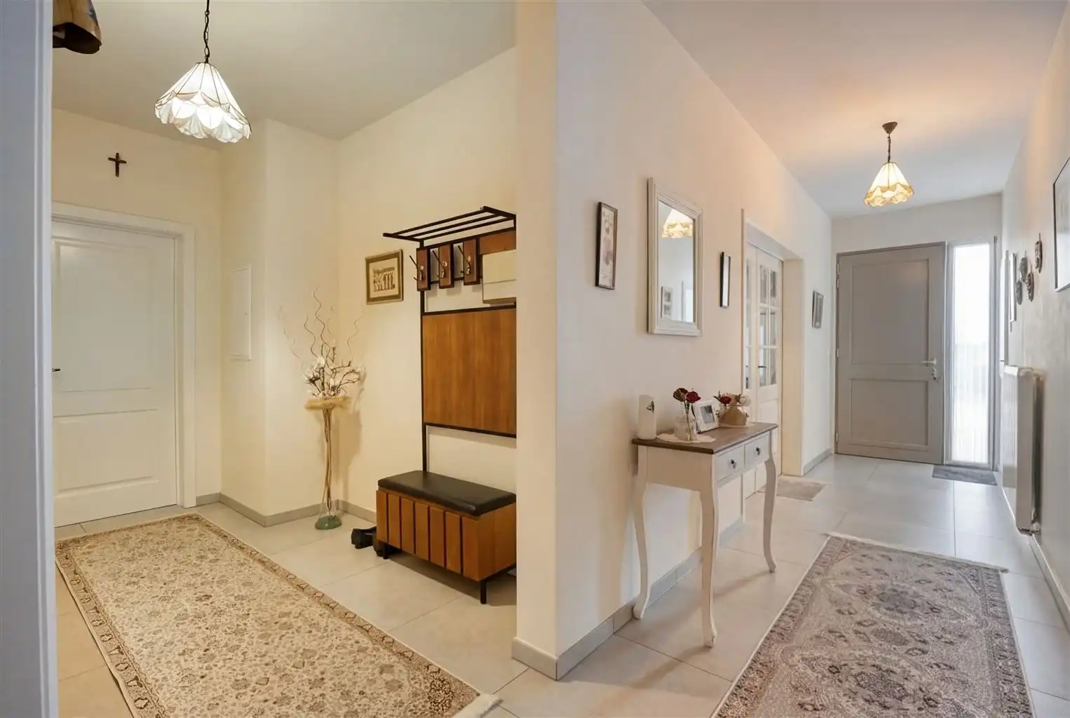 Zeer ruim, gelijkvloers appartement met 3 slaapkamers, tuin, inpandige garage en extra parkeergelegenheden gelegen nabij het centrum van Maaseik. foto 2