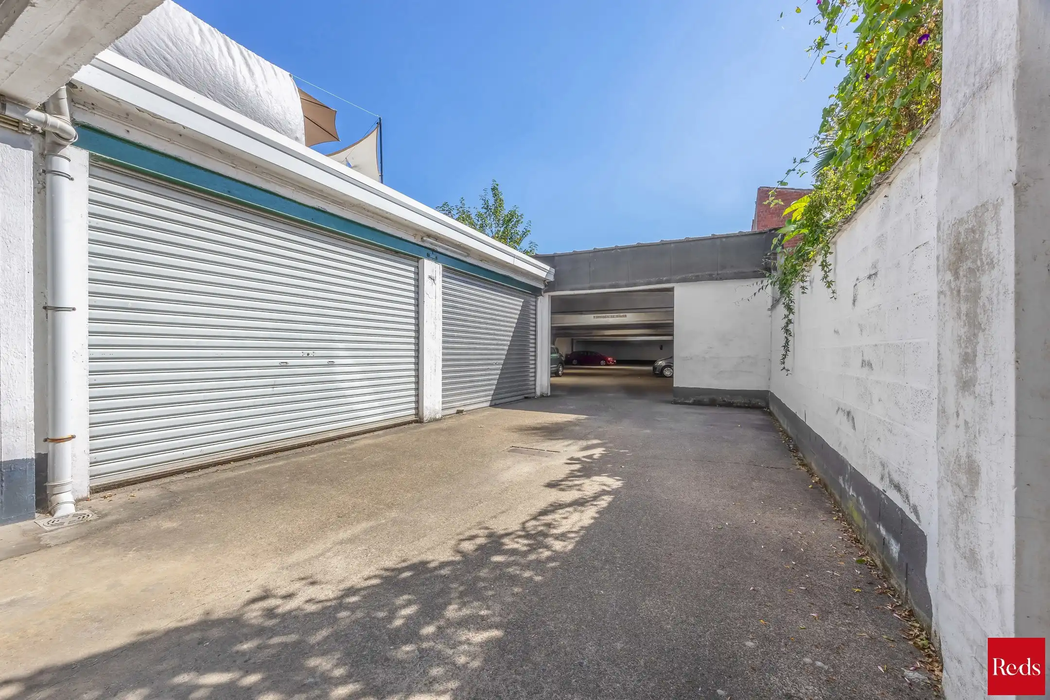 goed gelegen opbrengsteigendom : afgesloten magazijn of autostaanplaatsen (480m²) foto 4