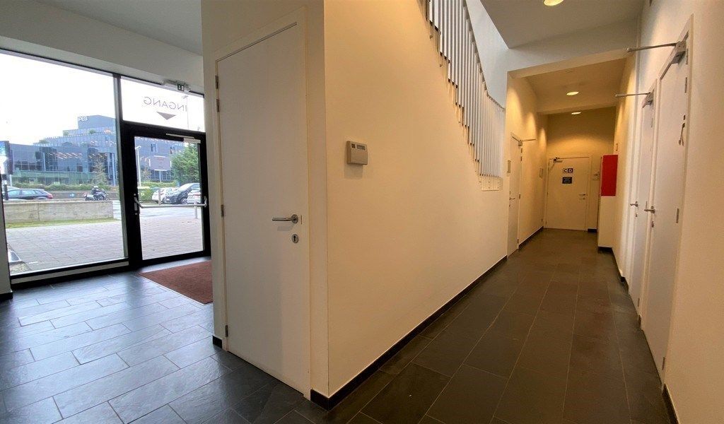 Instapklare kantoorruimte met terras te huur aan afrit E40 in Sint-Denijs-Westrem  foto 13