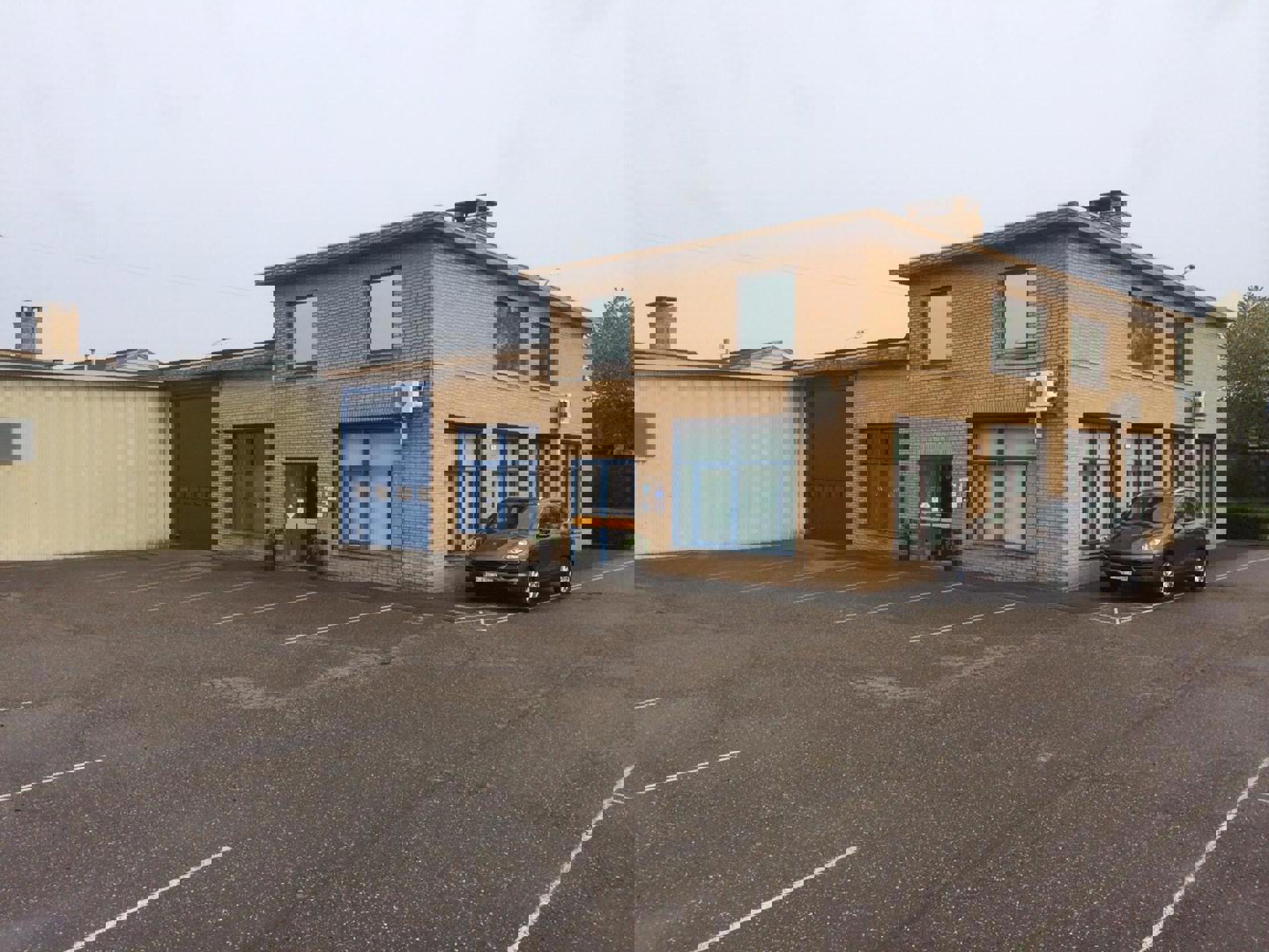 GENK TE HUUR: Grote bedrijfshal-Kantoor-Conciërgewoning foto 6