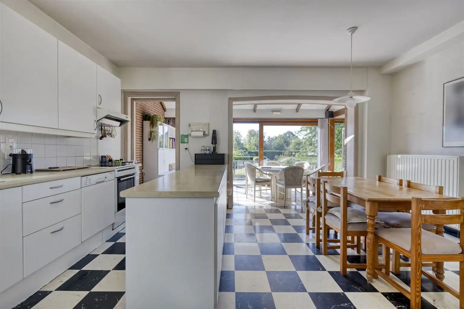 Karaktervolle, vrijstaande woning met 4 slaapkamers, veranda, dubbele garage, volledig onderkelderd op een perceel van 17a48ca, centraal gelegen bij het centrum. foto 16