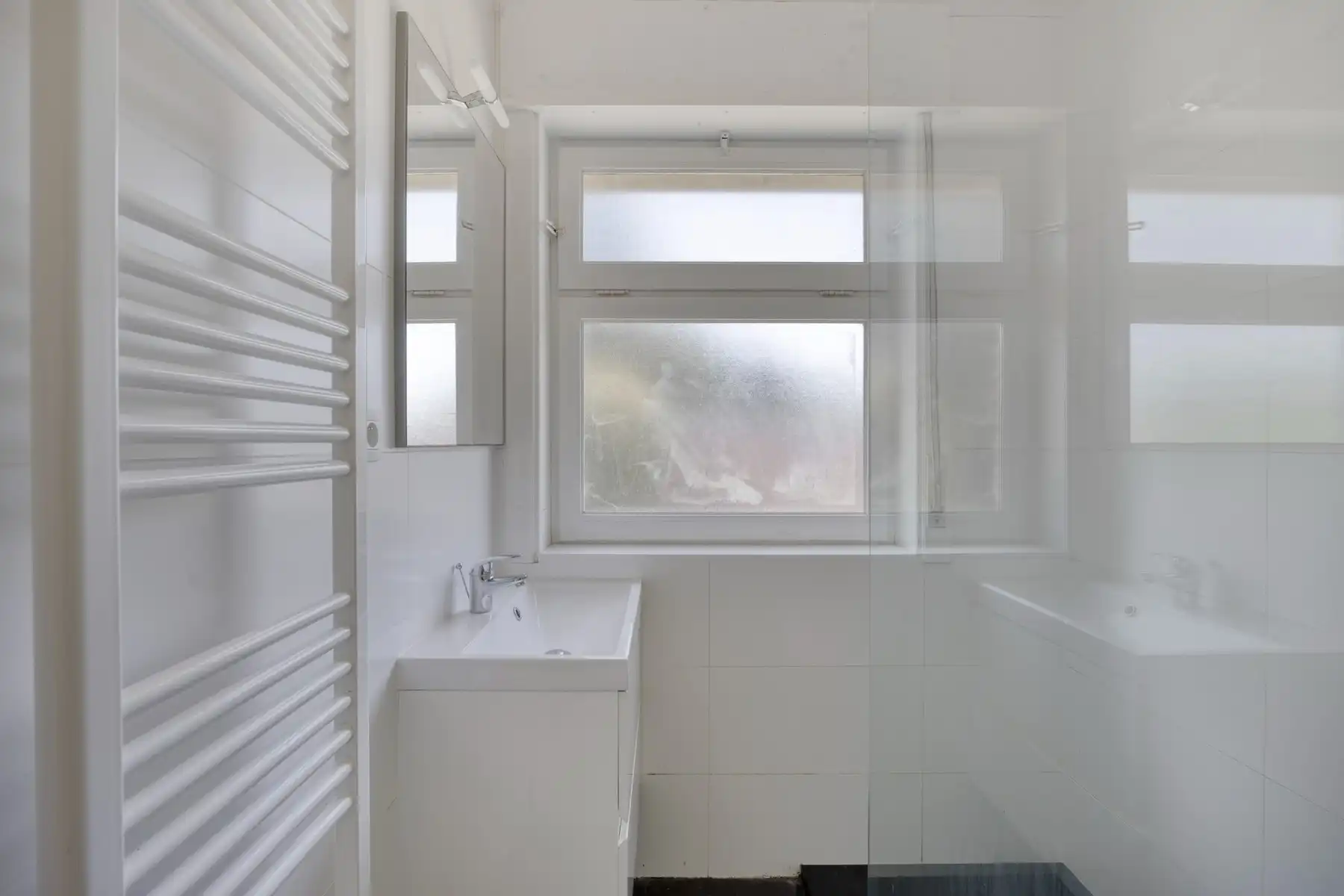 Karaktervolle woning met terras en grote tuin. foto 20