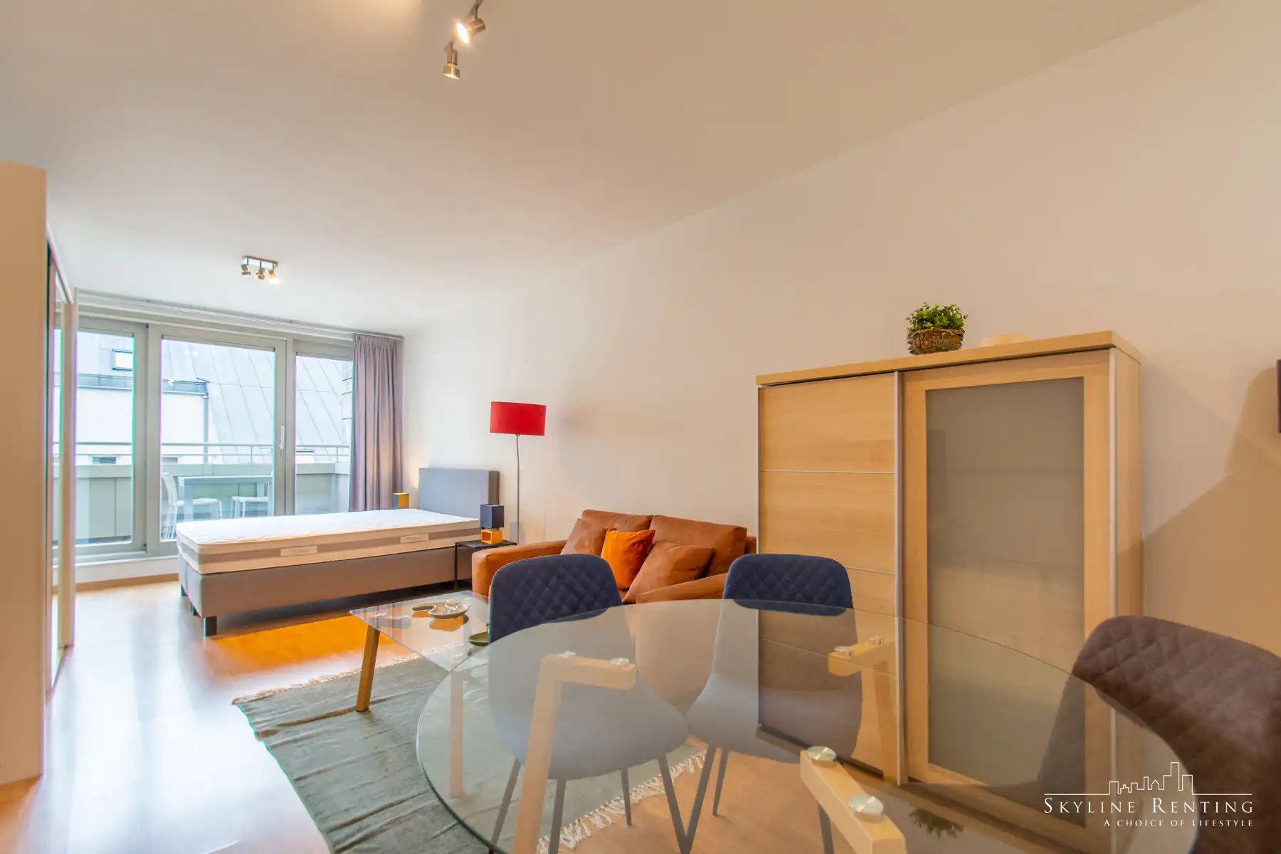 Mooi gemeubelde studio met terras bij EU-Parlement foto 2