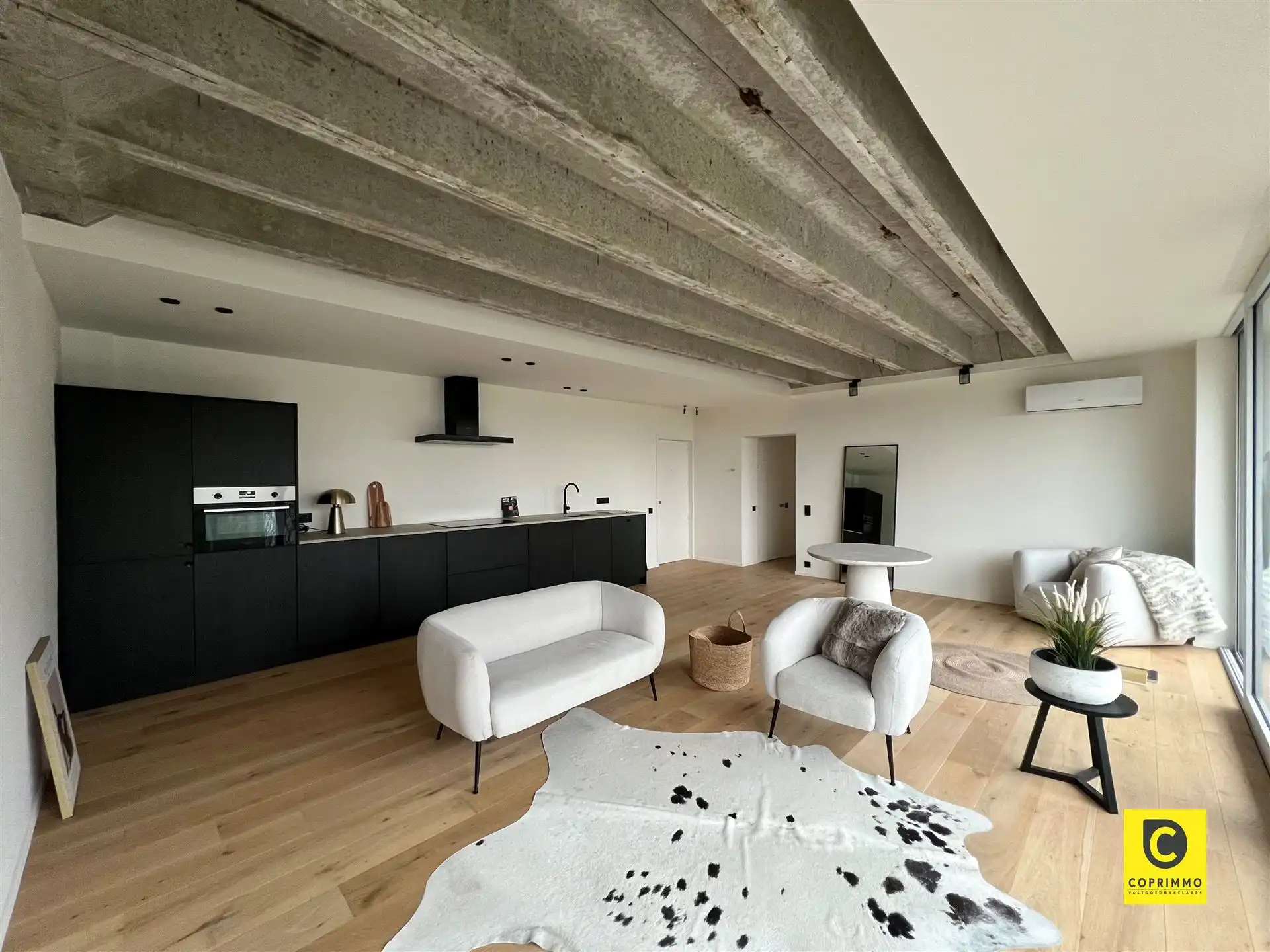 Volledig gerenoveerd 2-slk appartement met ruim terras en garagebox te Berchem! foto {{pictureIndex}}