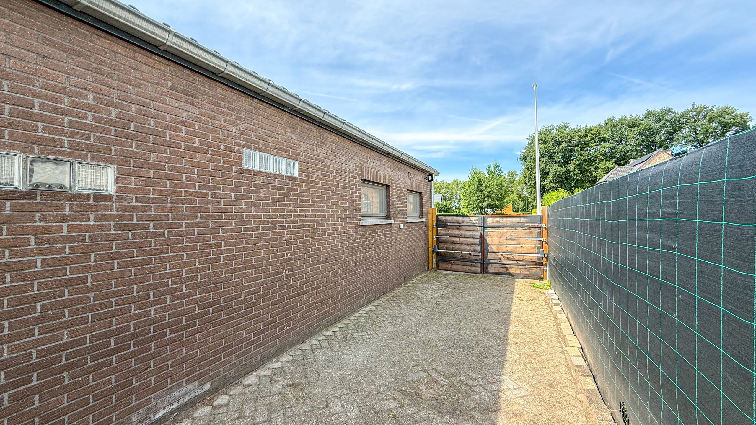 Instapklare gezinswoning met 4 slpks en mooie verzorgde tuin foto 33