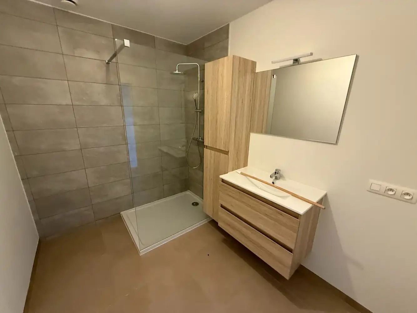 Ruim duplex nieuwbouwappartement met 2 slaapkamers én parkeerplaats! foto 6