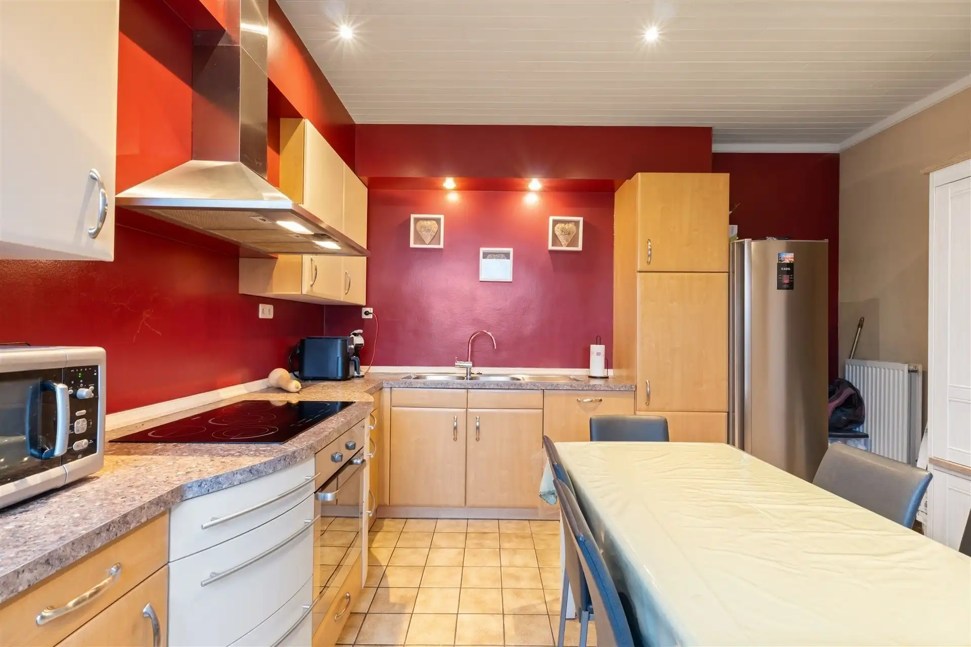 Zeer ruime halfopen bebouwing met 4 slaapkamers, oprit en garage, vlakbij centrum te Zele. foto 10