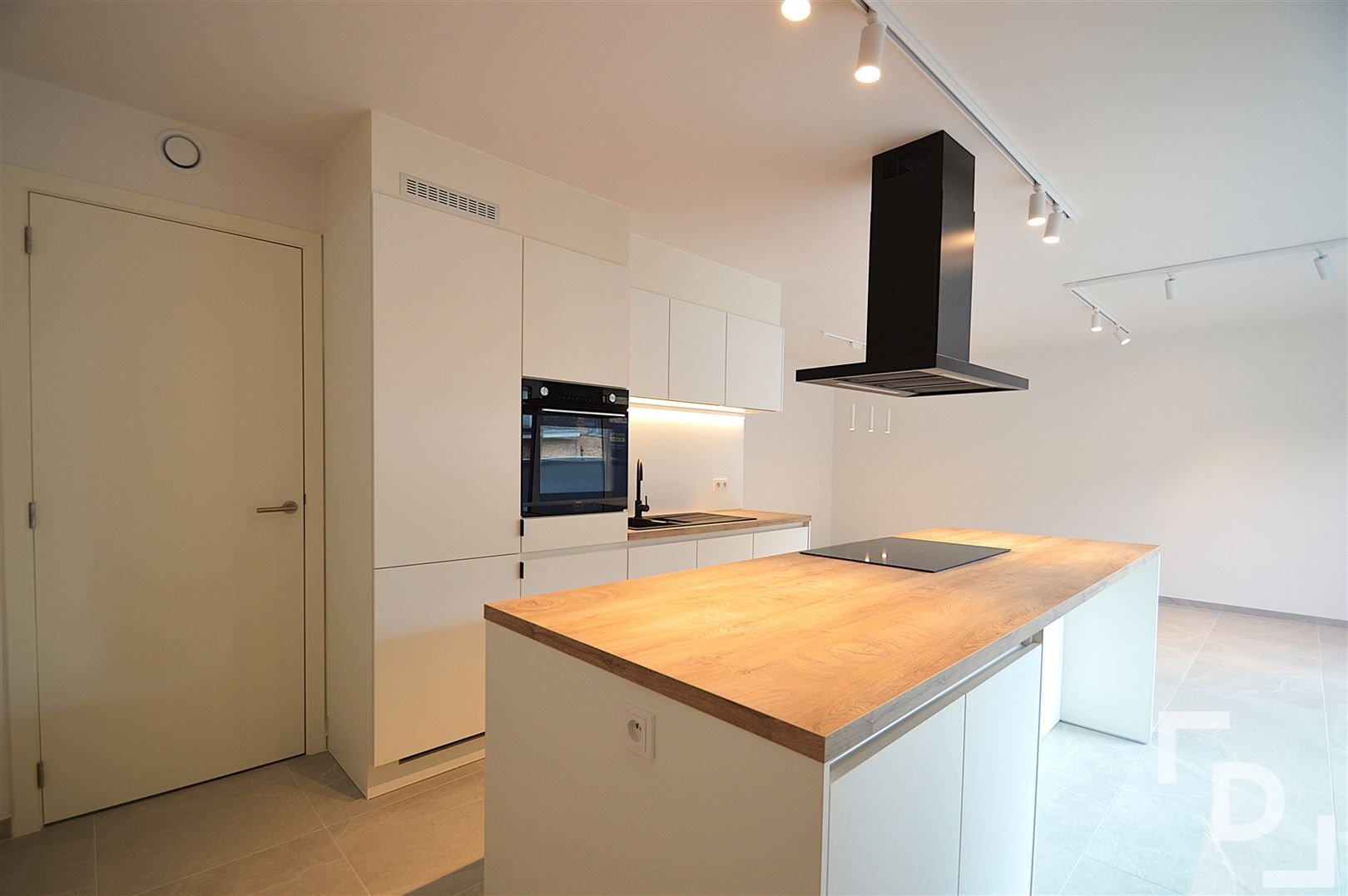 Nieuwbouwappartement van hoogwaardige afwerking met staanplaats te huur in centrum Ieper foto 5