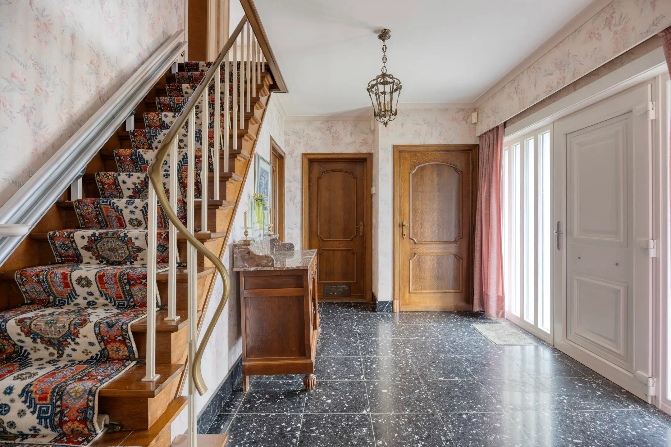 Ruime woonst met praktijkruimte op een perceel van 24 are foto 3