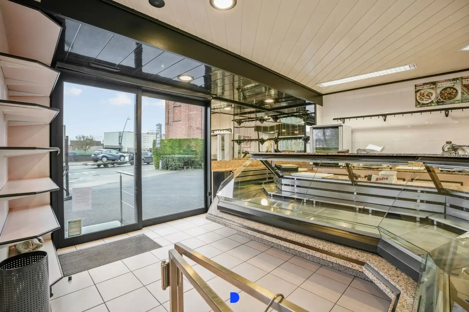 Handelspand met woonst op commerciële ligging. foto 4