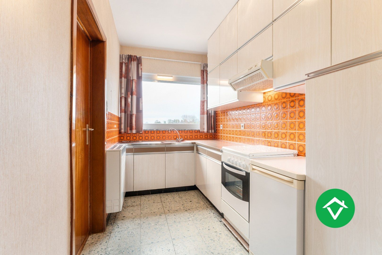 Op te frissen gezinswoning met twee garages en landelijk zicht te Eernegem foto 8