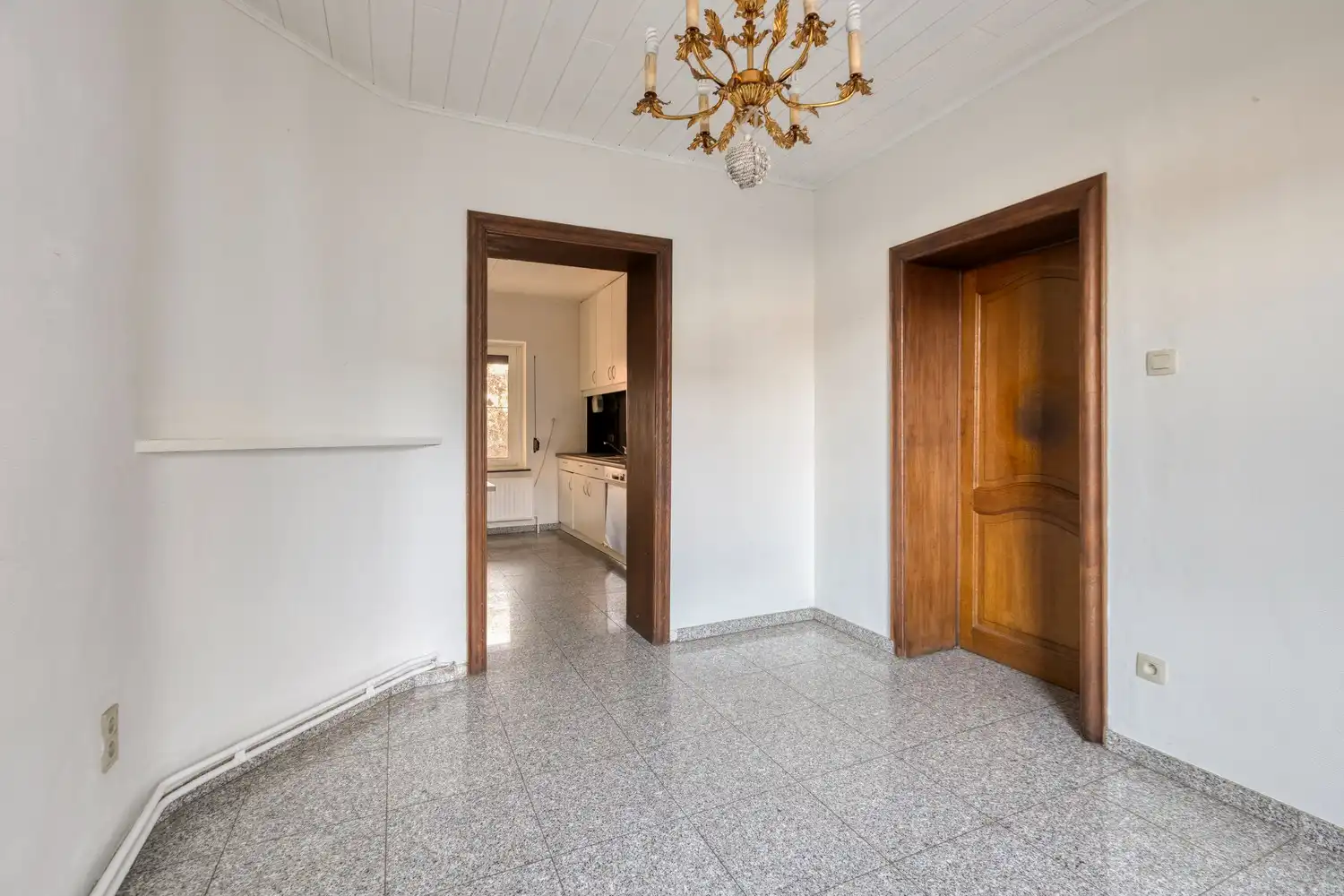 Te renoveren rijwoning met veel potentieel in hartje Genk foto 6