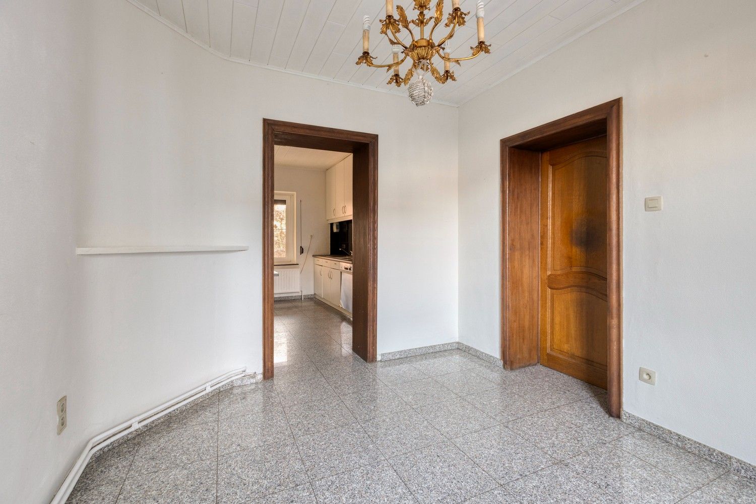 Te renoveren rijwoning met veel potentieel in hartje Genk foto 6