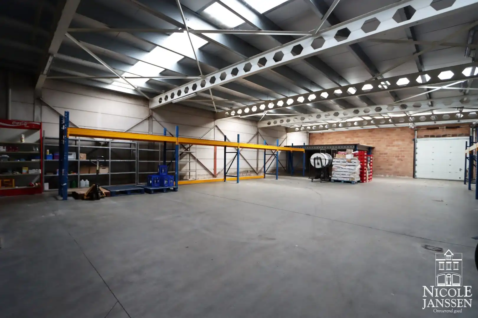 Grote loods en handelspand met bovengelegen woonst net buiten het centrum van Maaseik foto 2